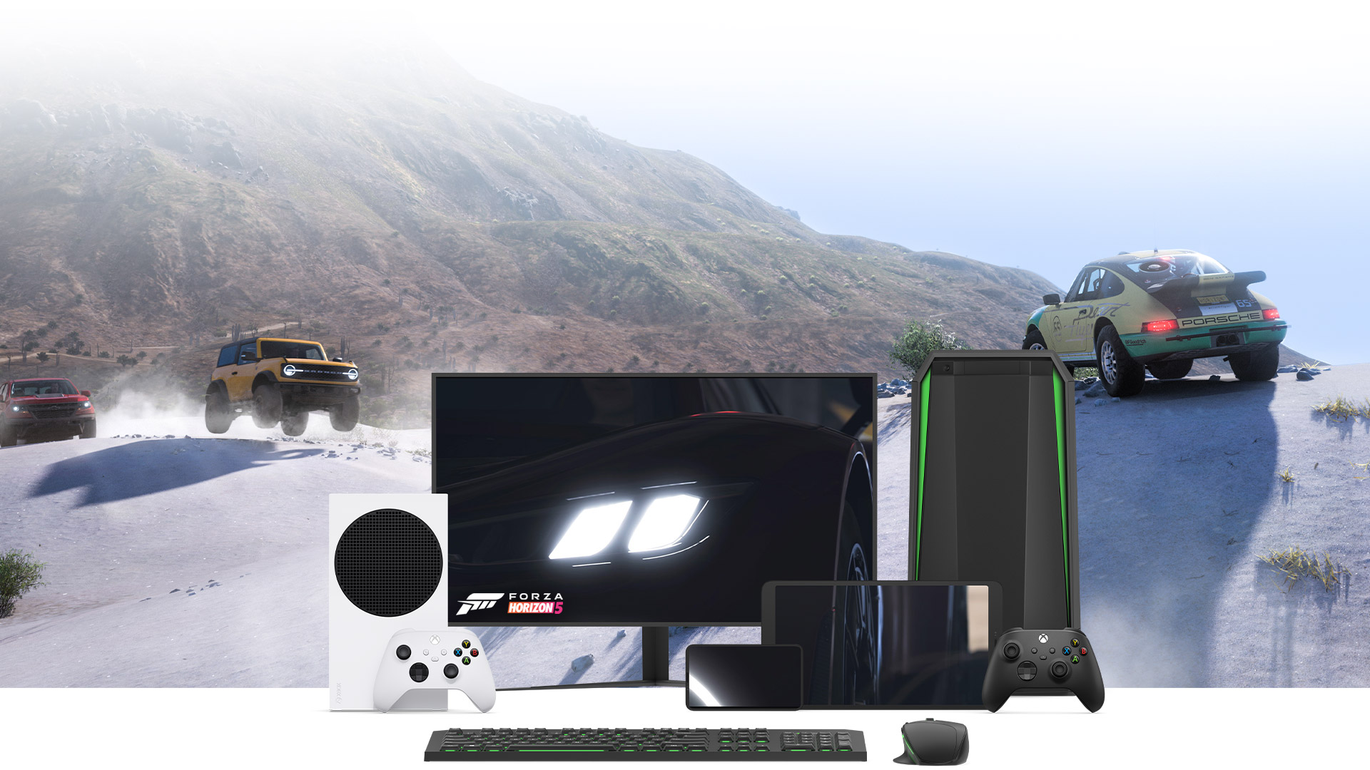 Több jármű áll egy homokdűne tetején, miközben a Forza Horizon 5 jelenetei láthatók a tévéképernyőn.