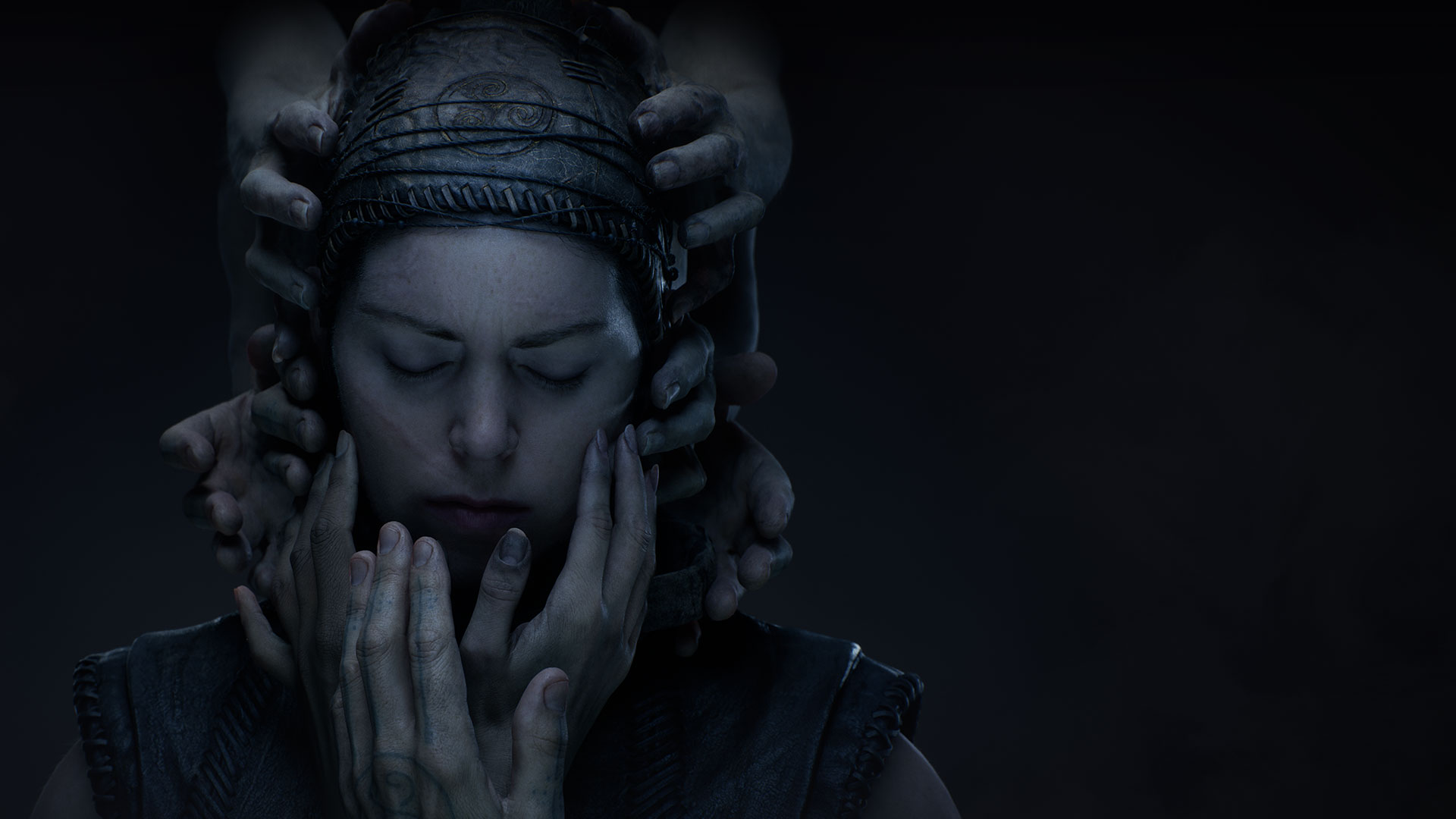 Uma mulher com roupas de couro feitas à mão fecha os olhos na escuridão enquanto as mãos se estendem para tocar seu rosto.