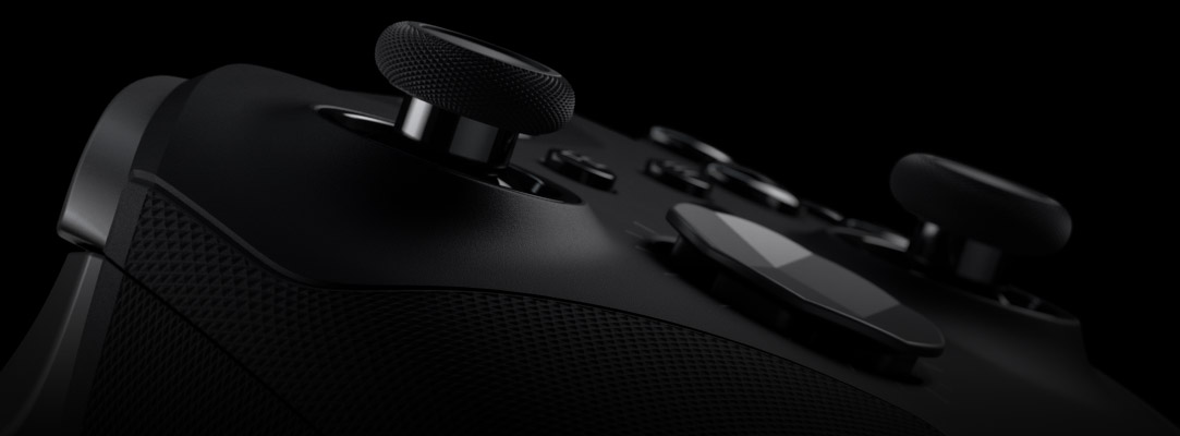 Vue de face inclinée des joysticks à tension réglable de la manette sans fil Xbox Elite Series 2.