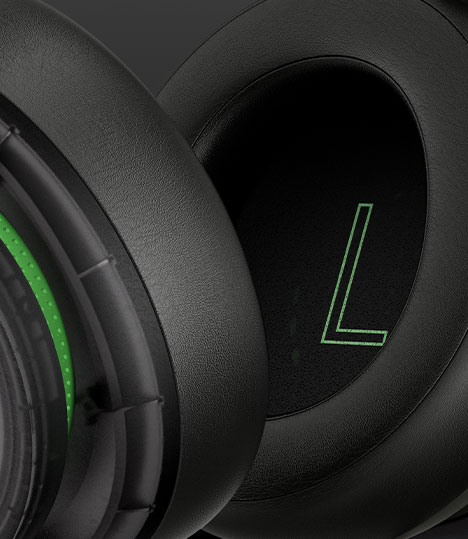 Xbox ステレオ ヘッドセットの左耳側のスピーカーのクローズ アップ – 20 周年 スペシャル エディション