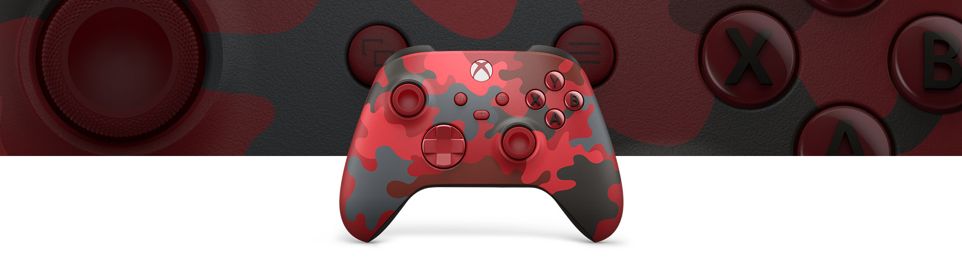 Manette sans fil Xbox camouflage Daystrike devant un plan rapproché de la manette