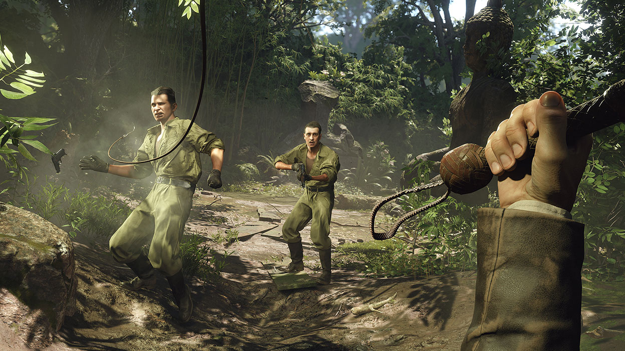 Indiana Jones arrebata una pistola de la mano de un guardia en una exuberante jungla.