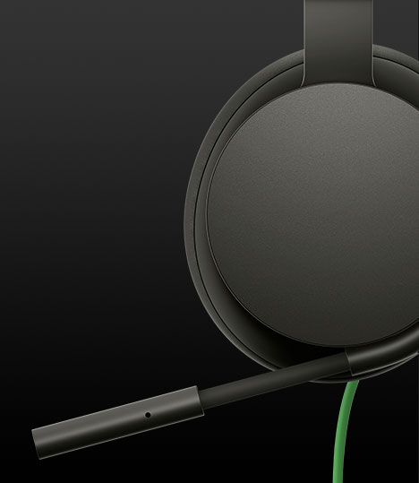 Detailný záber na zasúvateľný mikrofón stereoslúchadiel pre konzolu Xbox