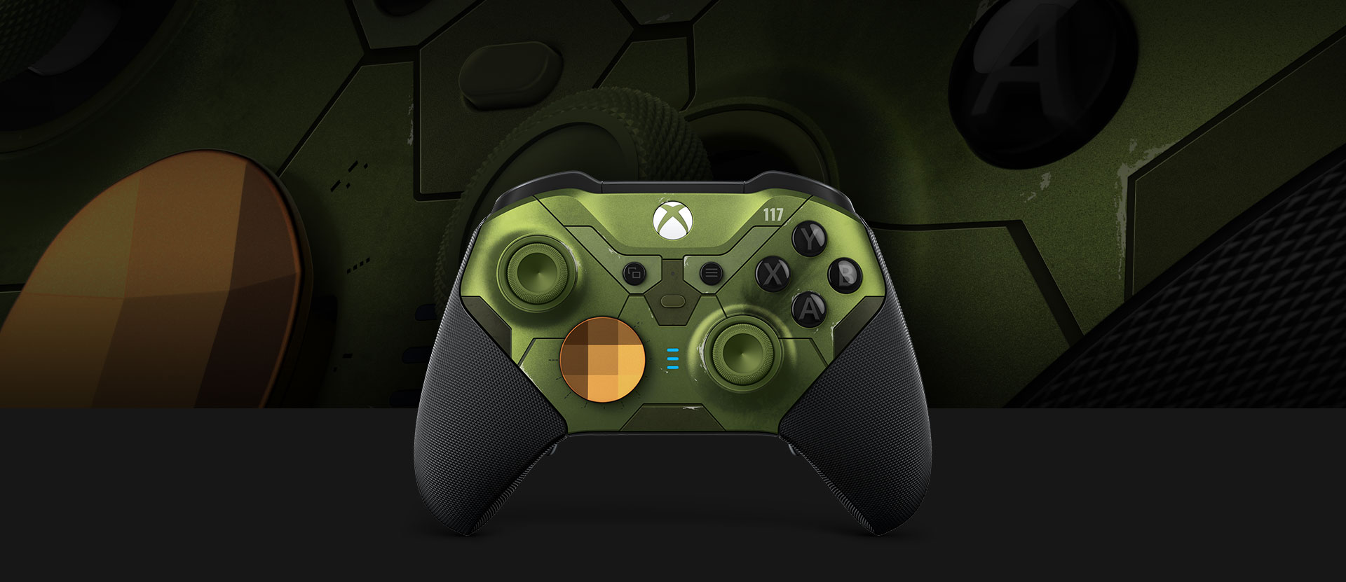 Bezprzewodowy kontroler Xbox Elite Series 2 widziany z przodu, ze zbliżonym obrazem kontrolera w tle
