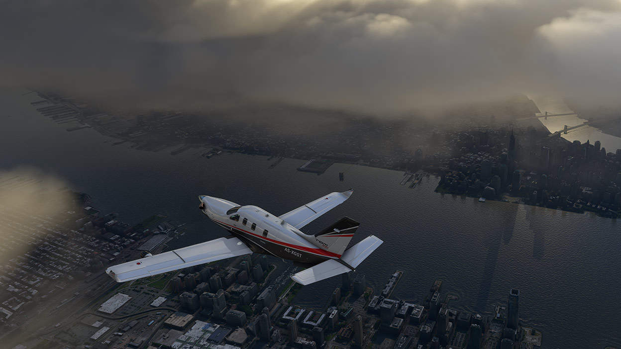 Plan från Microsoft Flight Simulator som flyger under moln ovanför en stad