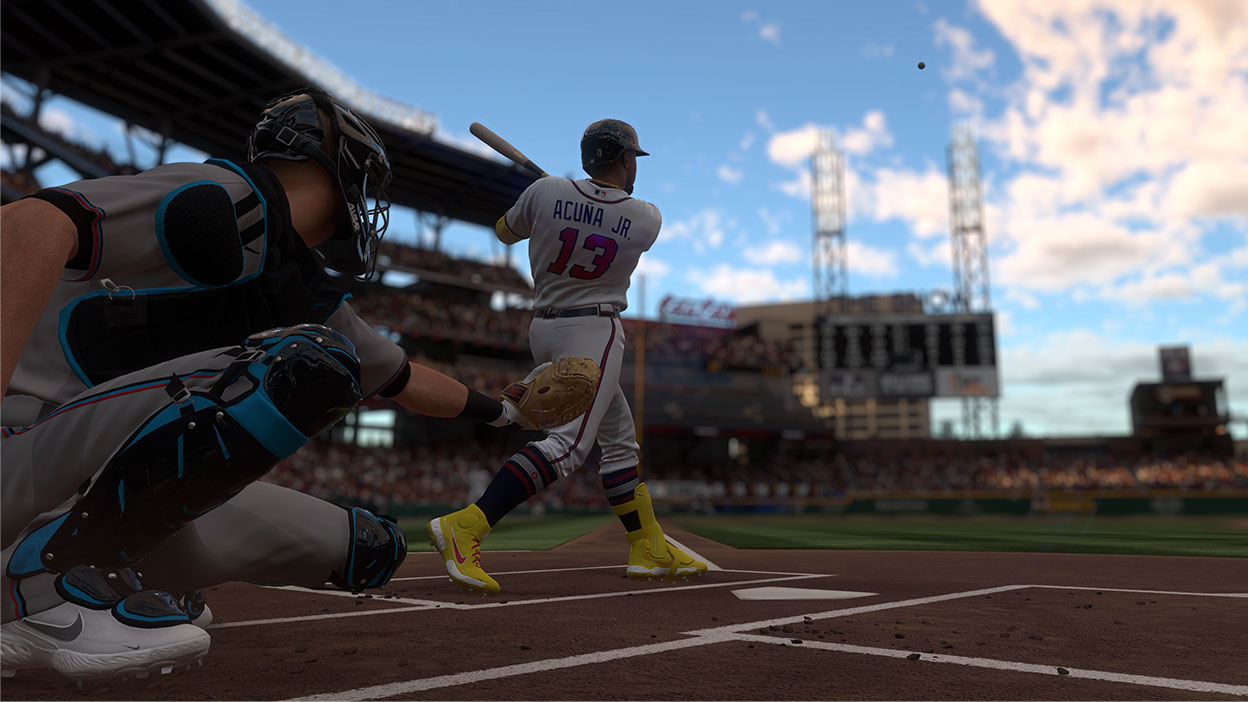 Ronald Acuña Jr. van de Atlanta Braves kijkt naar de bal die door de lucht vliegt met een catcher achter hem.