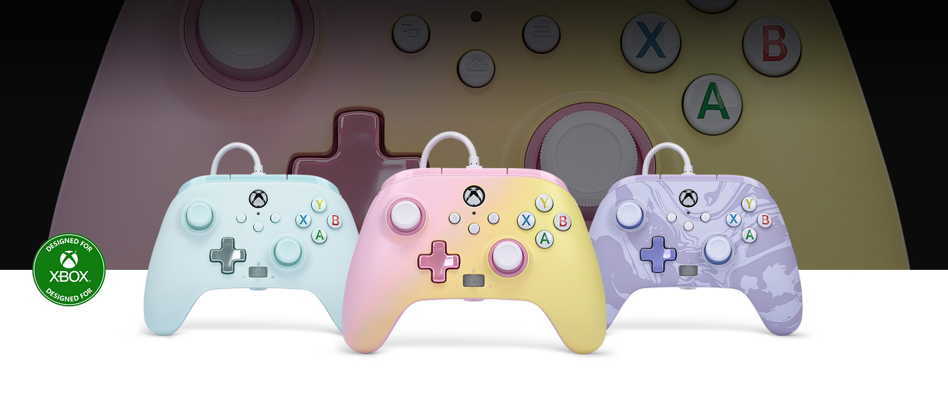 Logo Conçu pour Xbox, manette rose limonade à l’avant de manettes bleu barbe à papa et tourbillon de violet à côté