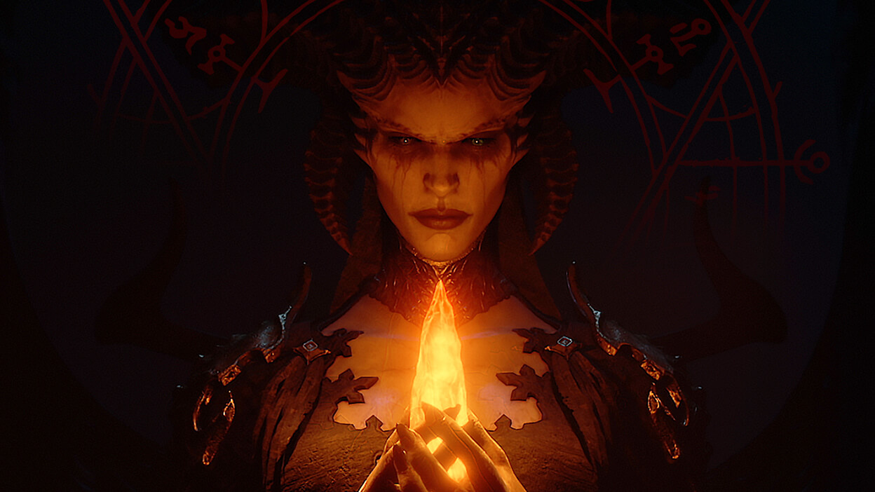 Lilith hält in der Dunkelheit eine Flamme dicht an ihre Brust.