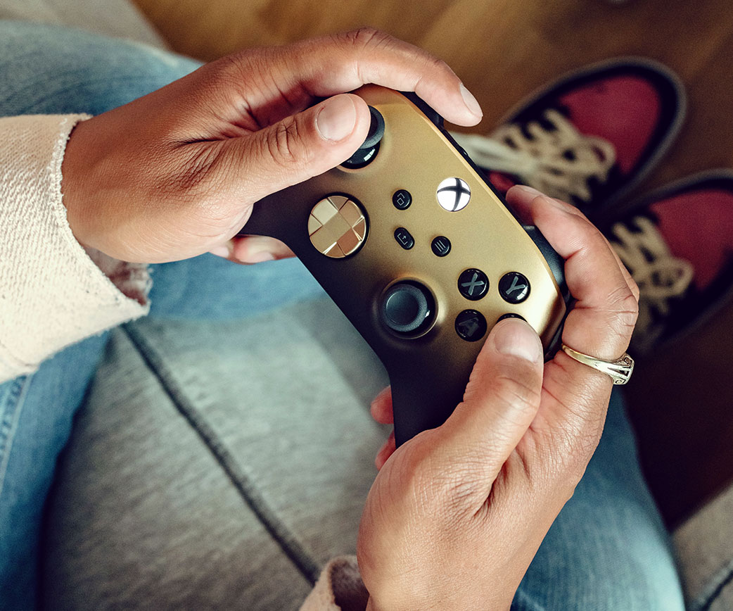 Una persona sostiene el Control inalámbrico Xbox: Edición especial Sombra dorada