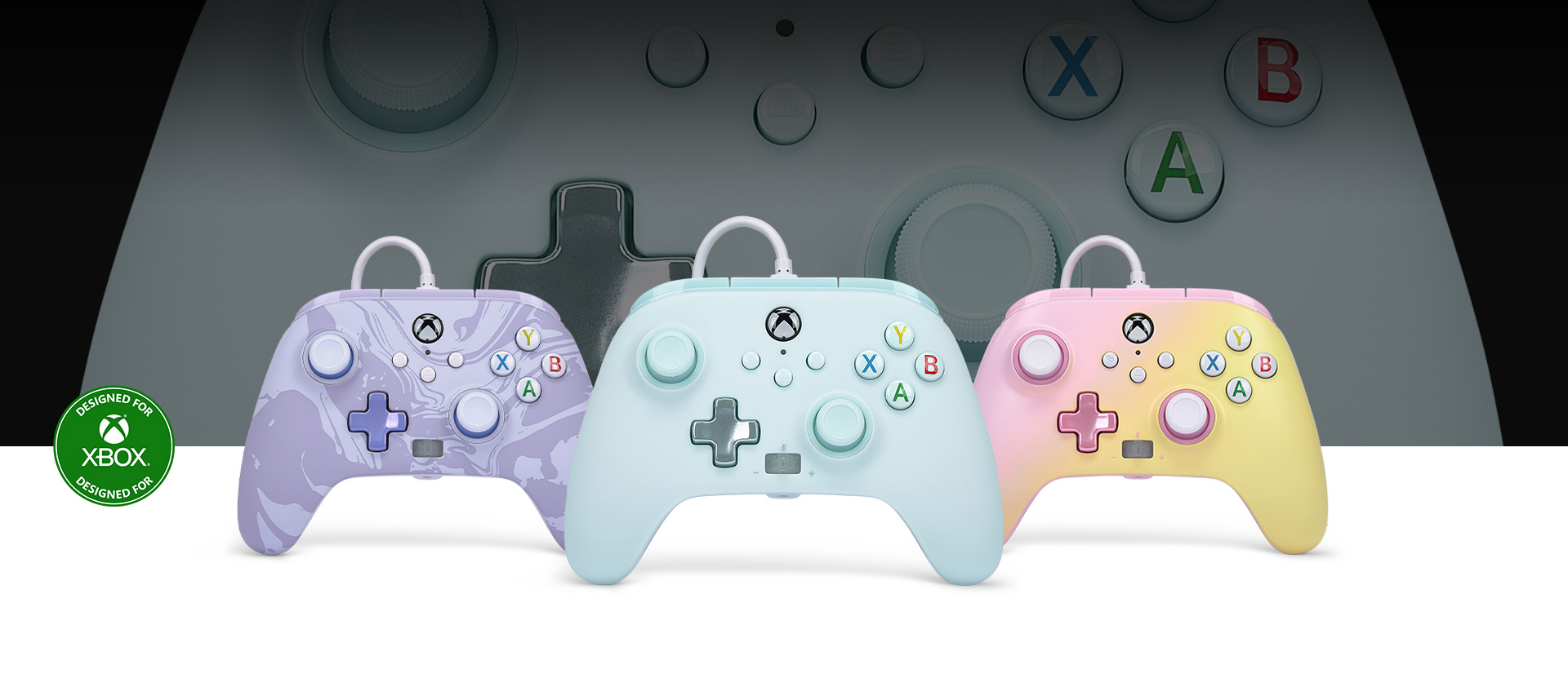 Logo Zaprojektowane dla Xbox, kontroler w kolorze błękitu cukrowej waty przed znajdującymi się po obu jego stronach kontrolerami w kolorze wojskowej purpury i oranżadowego różu