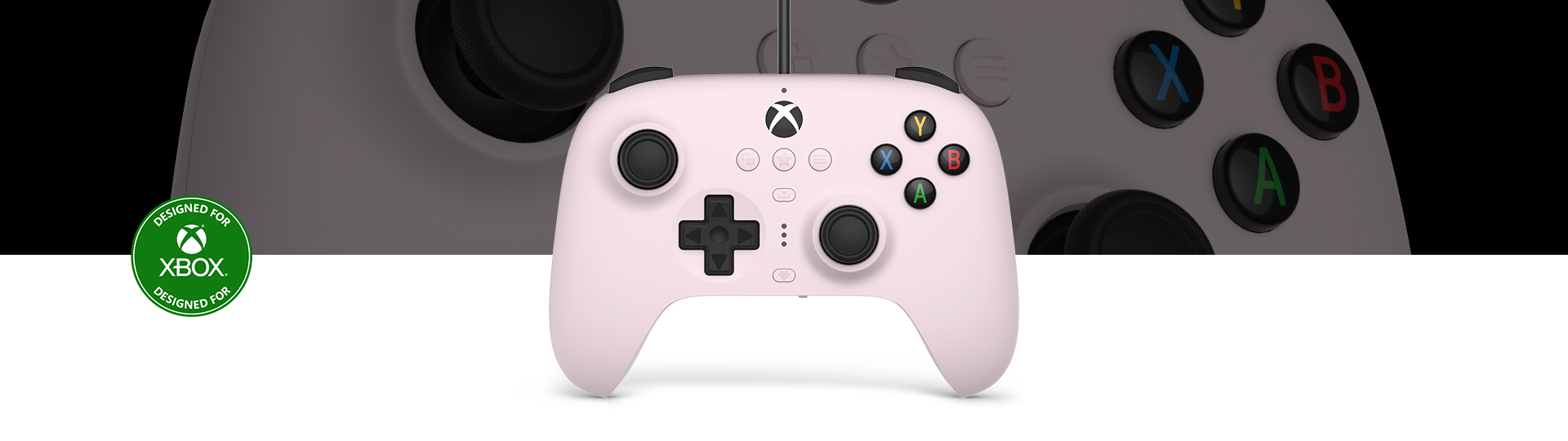 Manette câblée 8BitDo Ultimate pour Xbox – Rose pastel à l’avant d’un gros plan d’une manette avec le badge Conçu pour Xbox