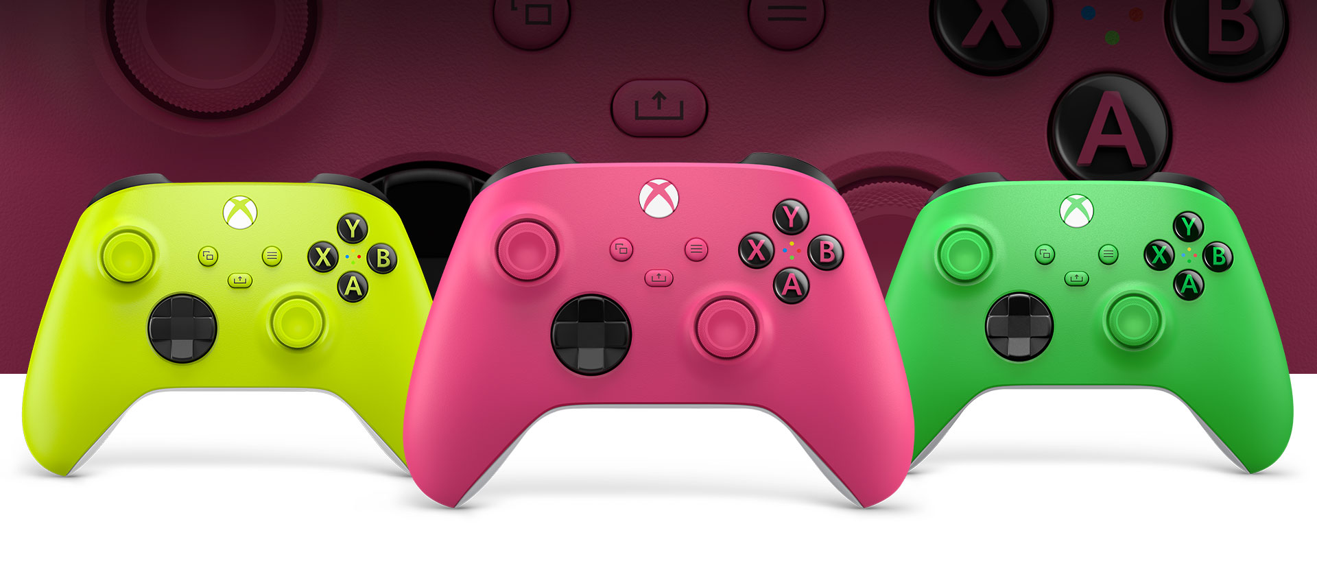 Kontroler Xbox w kolorze różu, a za nim: kontroler w kolorze elektryzującej zieleni po lewej i kontroler w kolorze zieleni po prawej
