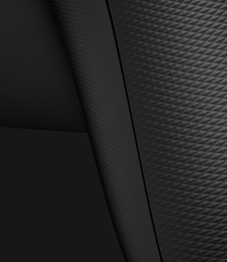 Close da parte traseira do Controle Sem Fio Xbox – Edição Especial Gold Shadow mostrando os punhos laterais em padrão diamante preto emborrachado.