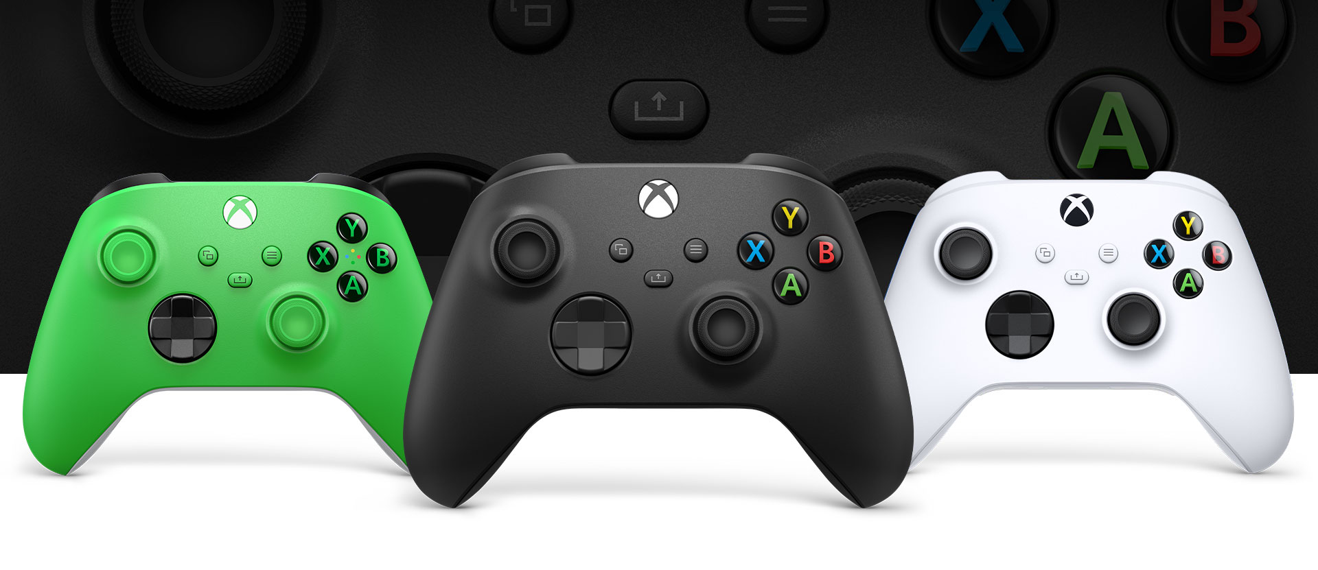 Xbox Carbon Black Controller im Vordergrund, Green links daneben und Robot White rechts daneben