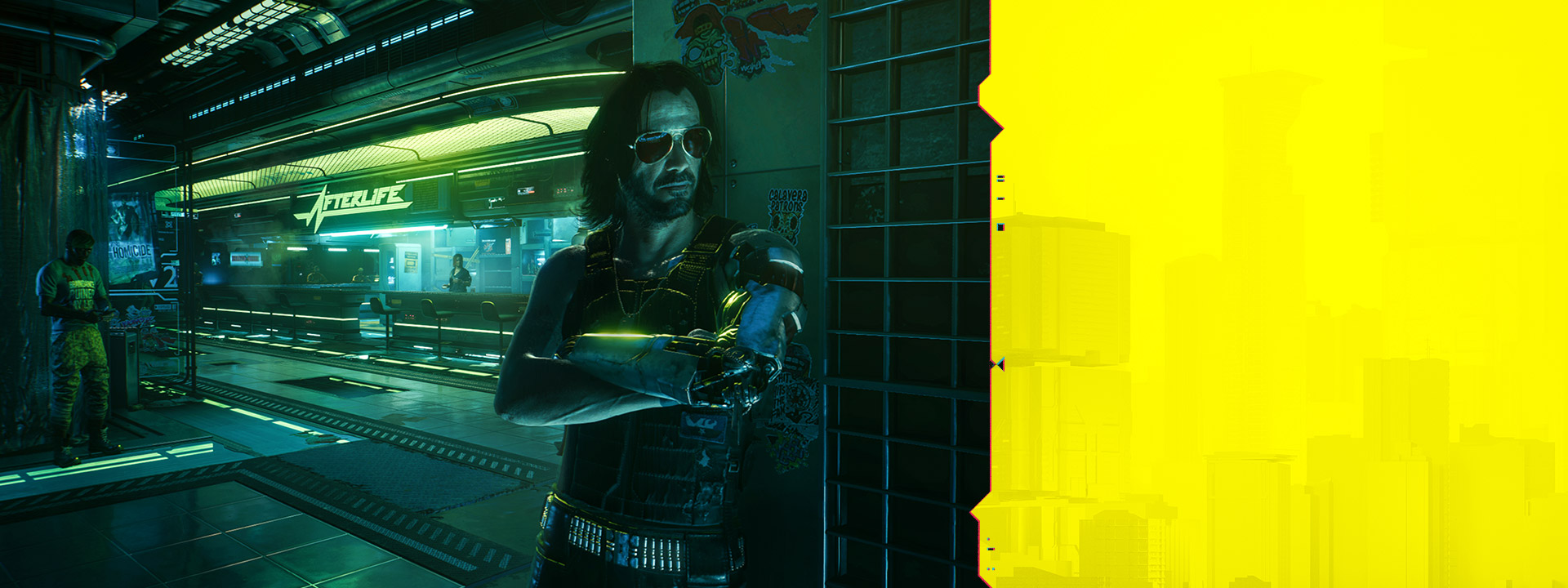 Keanu Reeves appoggiato a un muro, potenziato con dotazioni cibernetiche.