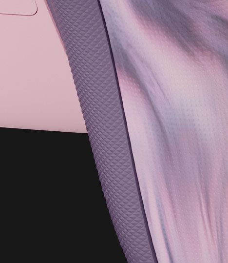 Primer plano de la parte posterior del Control inalámbrico Xbox: Edición especial Dream Vapor que muestra los agarres texturizados de color púrpura con patrón de diamantes en la funda posterior.