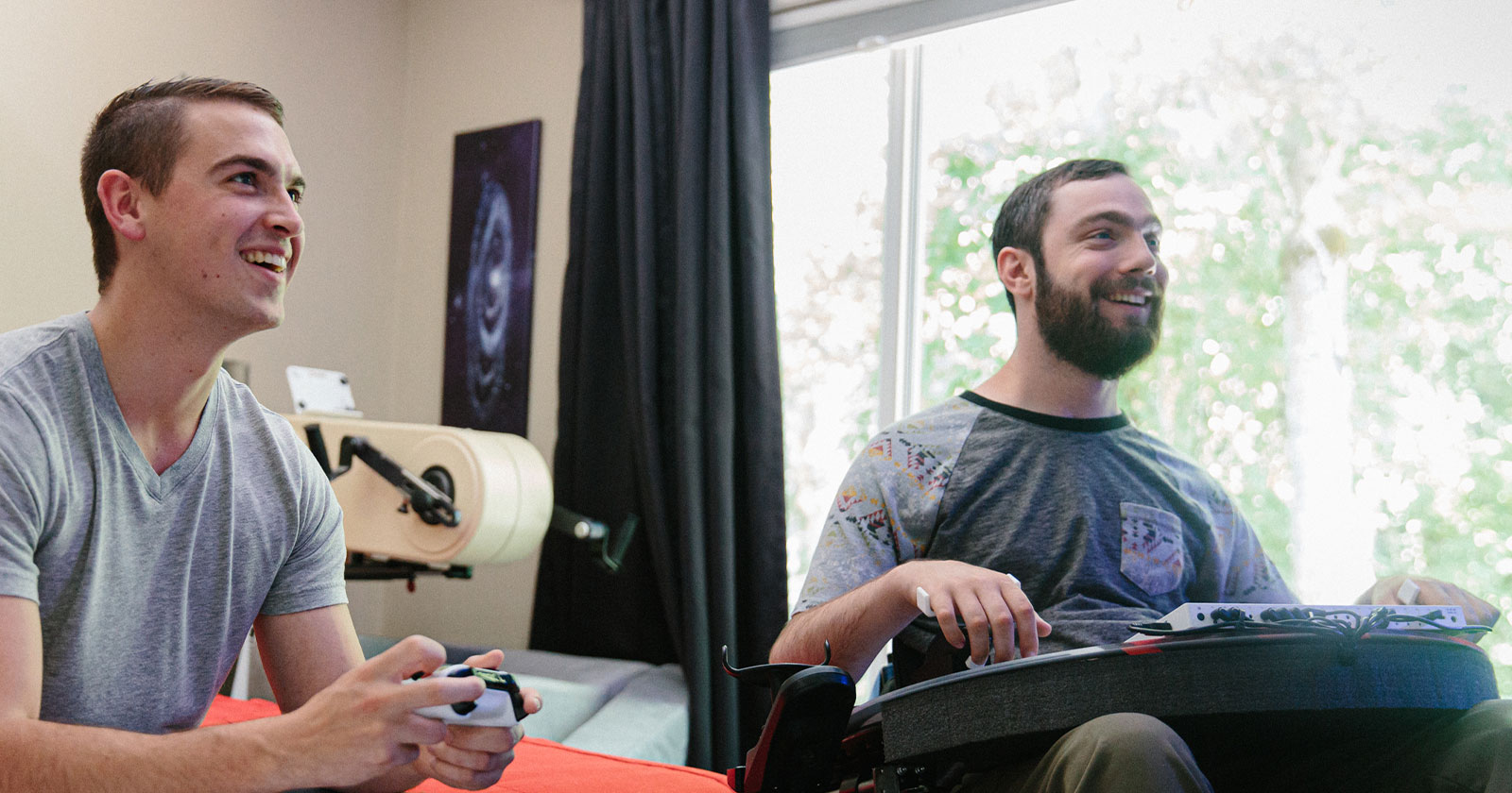 Spencer Allen disfruta de un videojuego con su amigo usando el Xbox Adaptive Controller.